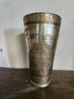 antiker Metallbecher graviert mit Ornamenten 