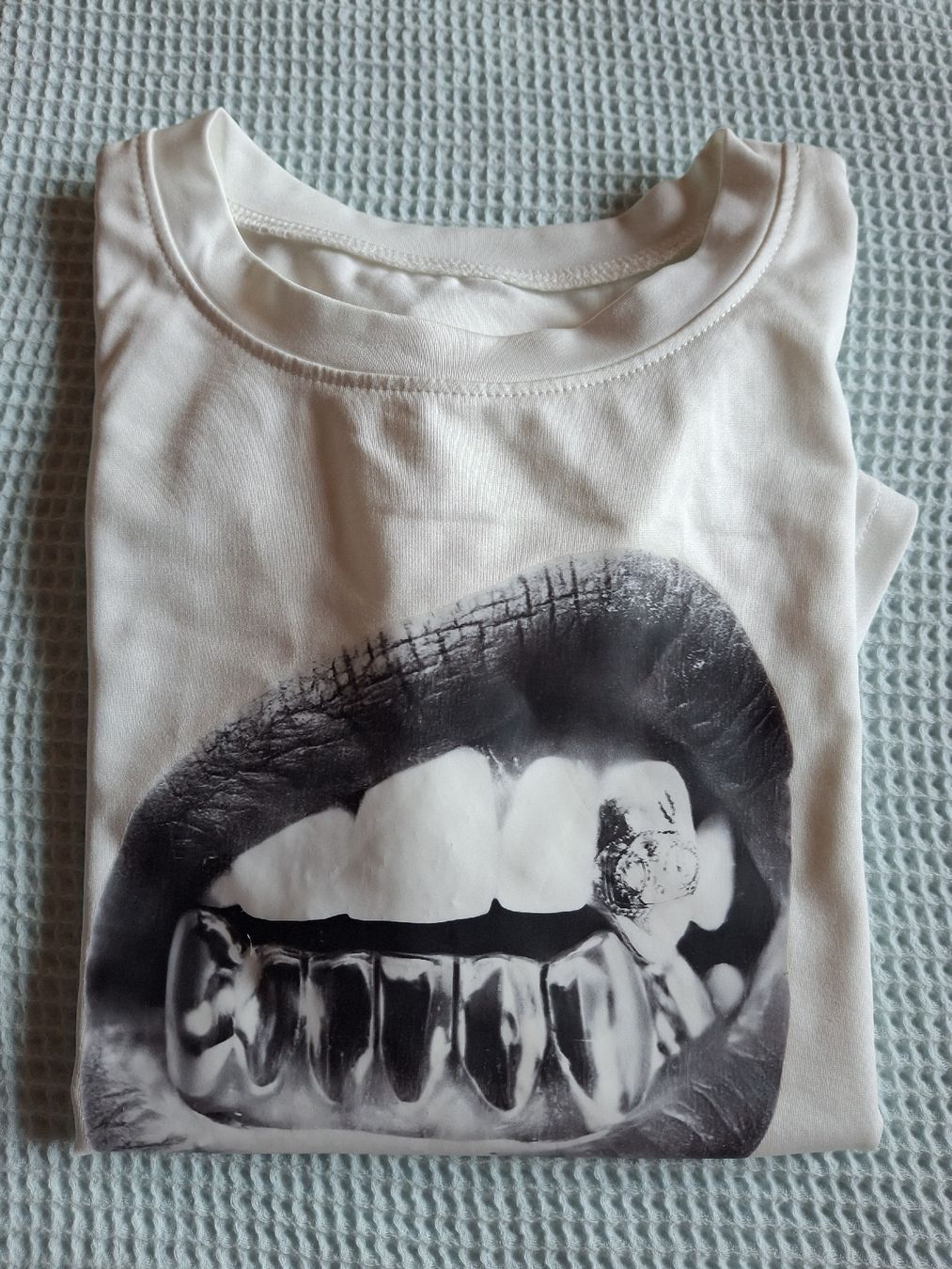T-Shirts: T-shirt imprimé bouche taille S  – Gebraucht aus Villiers von san_jn5w 6