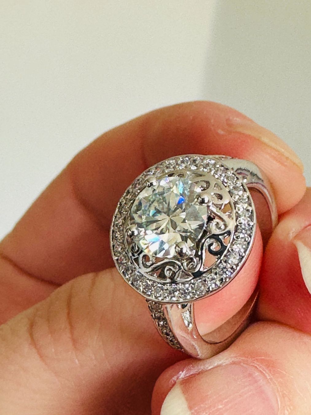 Anelli: 3.55 Ct Vvs1 .= Ice Blue White Round Moissanite size 7 – Nuovo e nell'imballaggio originale da Genève venduto da AGBERG