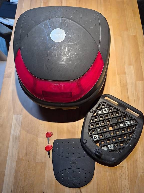 Givi Valigie: Givi Helmkoffer – Usato da Appenzell venduto da mfi_w59s
