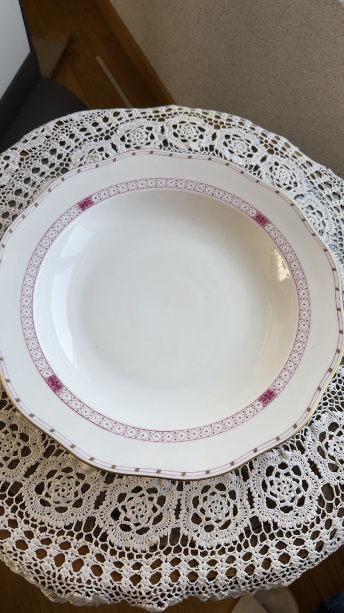 Plateaux: Antike Servierplatte mit Goldrand und Muster – D'occasion à Emmen par Lampery