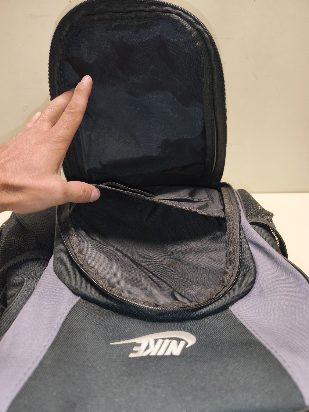 Nike Zaini: Nike Rucksack schwarz-grau, (em77) – Usato da Künten venduto da Schnaepplihuus 1