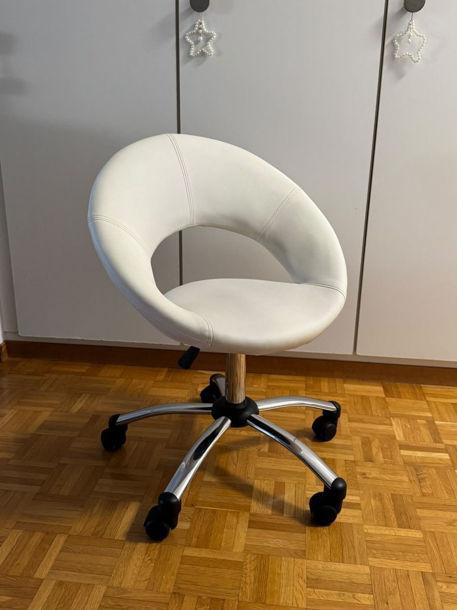 Chaises: Weisser Stuhl – D'occasion à Watt par alt_ww88