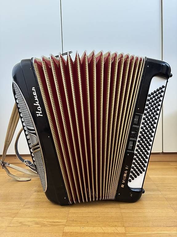Strumenti musicali: Akkordeon Hohner Riviera IV – Usato da Liebefeld venduto da divi66