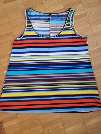 Bunt getreiftes Sommertop