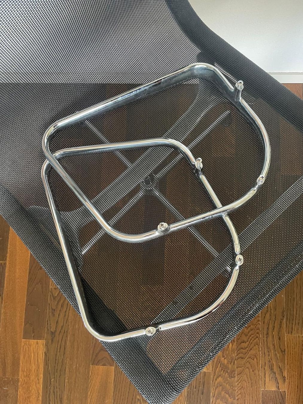 Vitra Sedie: Wunderschönen VITRA Eames drehbar EA108 mit schwarzem Netzge – Usato da Baden venduto da Giuseppe5 8