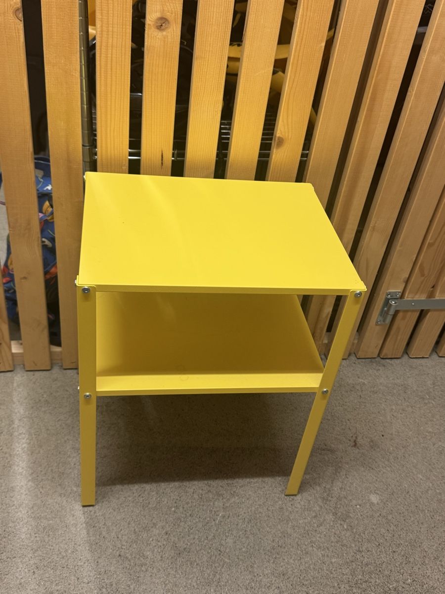 Tavoli: Bright Yellow 2-Tier Side Table – Nuovo (secondo la descrizione) da St-Sulpice VD venduto da CedricFiedler 1