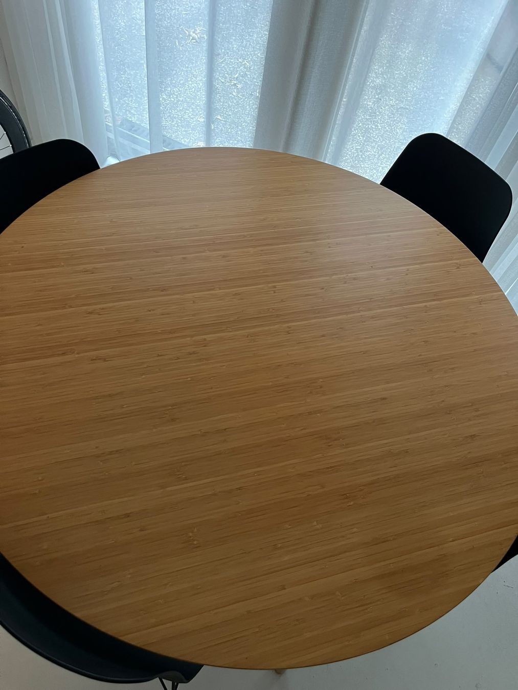 Set de table et chaises: Esstisch rund mit 4 Stühlen – D'occasion à Zürich par timurstudios 1