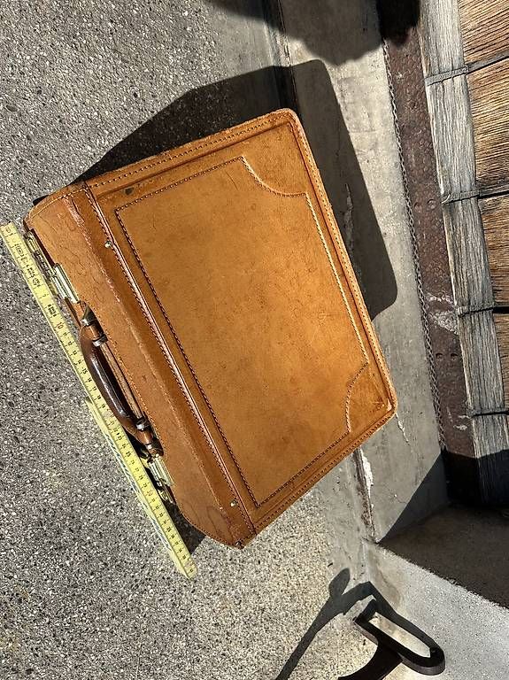Valises de voyage: Alter kleiner Leder Ärztekoffer – D'occasion à Laupen ZH par atmagym 3