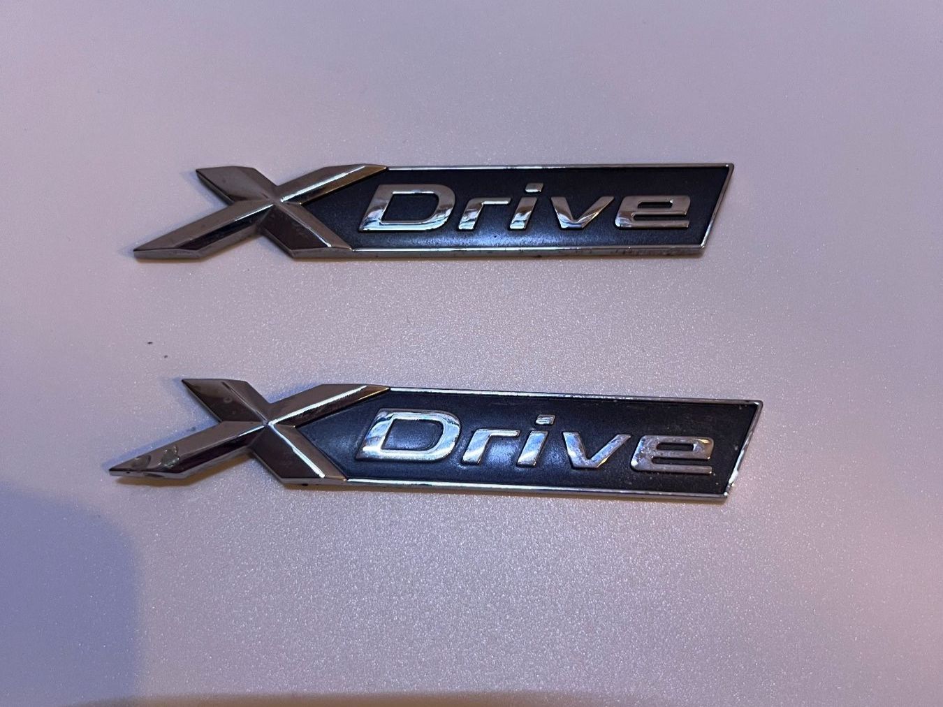 BMW Accessori per altri veicoli: Original BMW 2x X Drive Emblem – Nuovo (secondo la descrizione) da Frauenfeld venduto da isa_9cy7