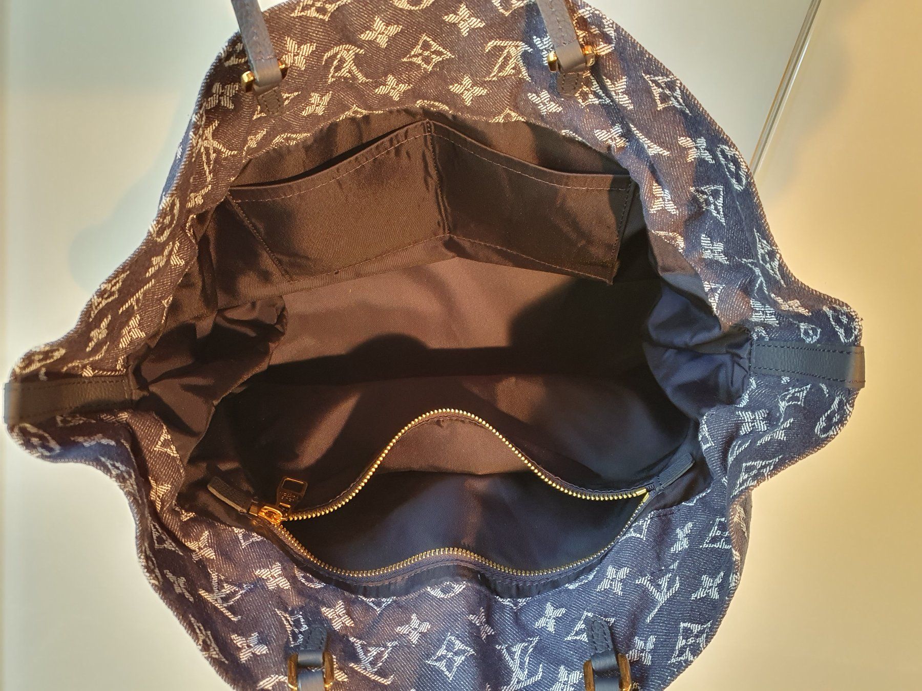 Louis Vuitton Taschen für Damen: Sac Louis Vuitton Denim Monogram bleu – Gebraucht aus Grand-Lancy von kri_qk5y 4