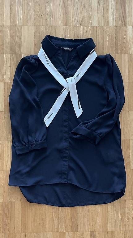 Chemisiers: Dunkelblaue Bluse mit Halstuch Gr. 36 – D'occasion à Basel par R__Mueller 1