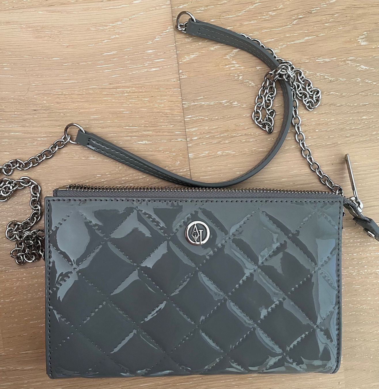 Armani Taschen für Damen: Pochette grigia Armani Jeans – Neu und originalverpackt aus Cama von lar_2rh9