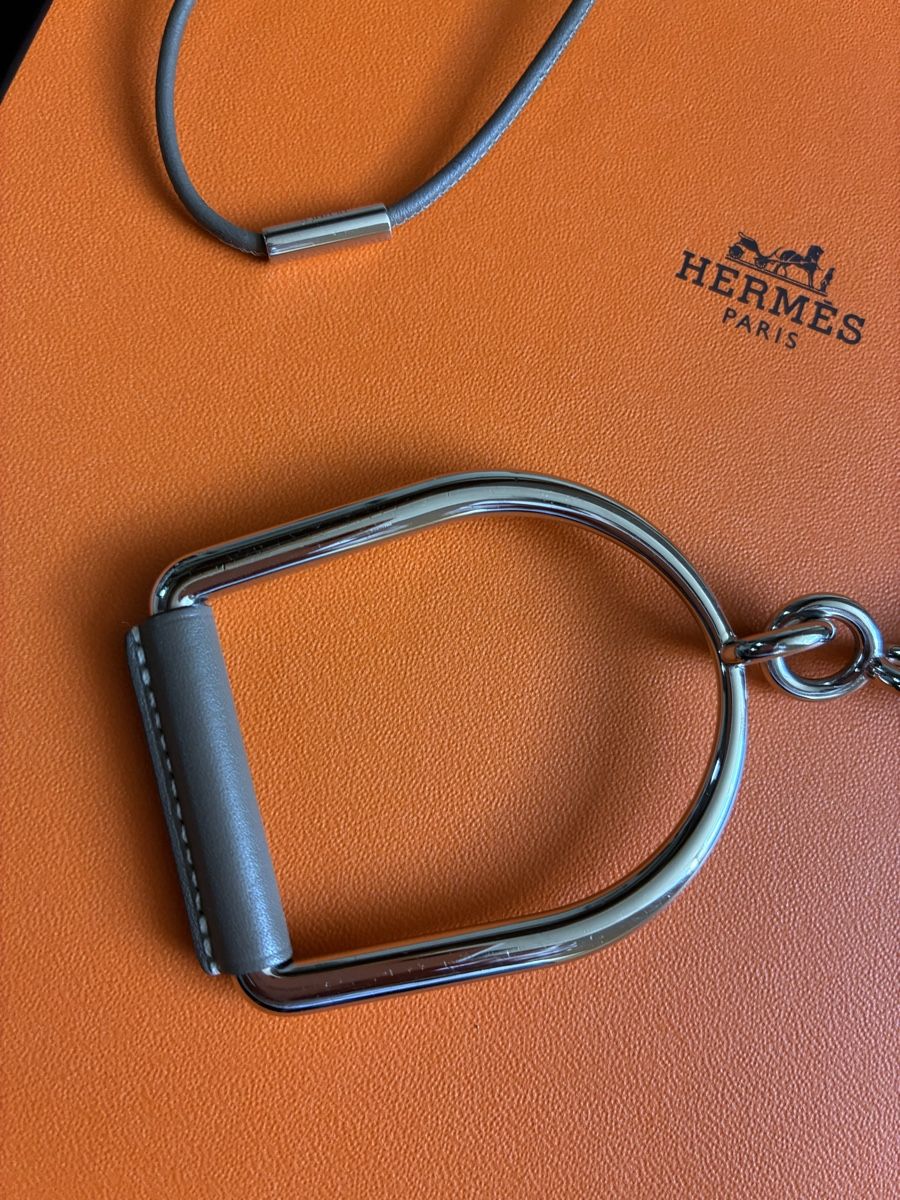 Hermès Catenine: Hermes equestre pendant-large – Usato da Zürich venduto da BobJones 2