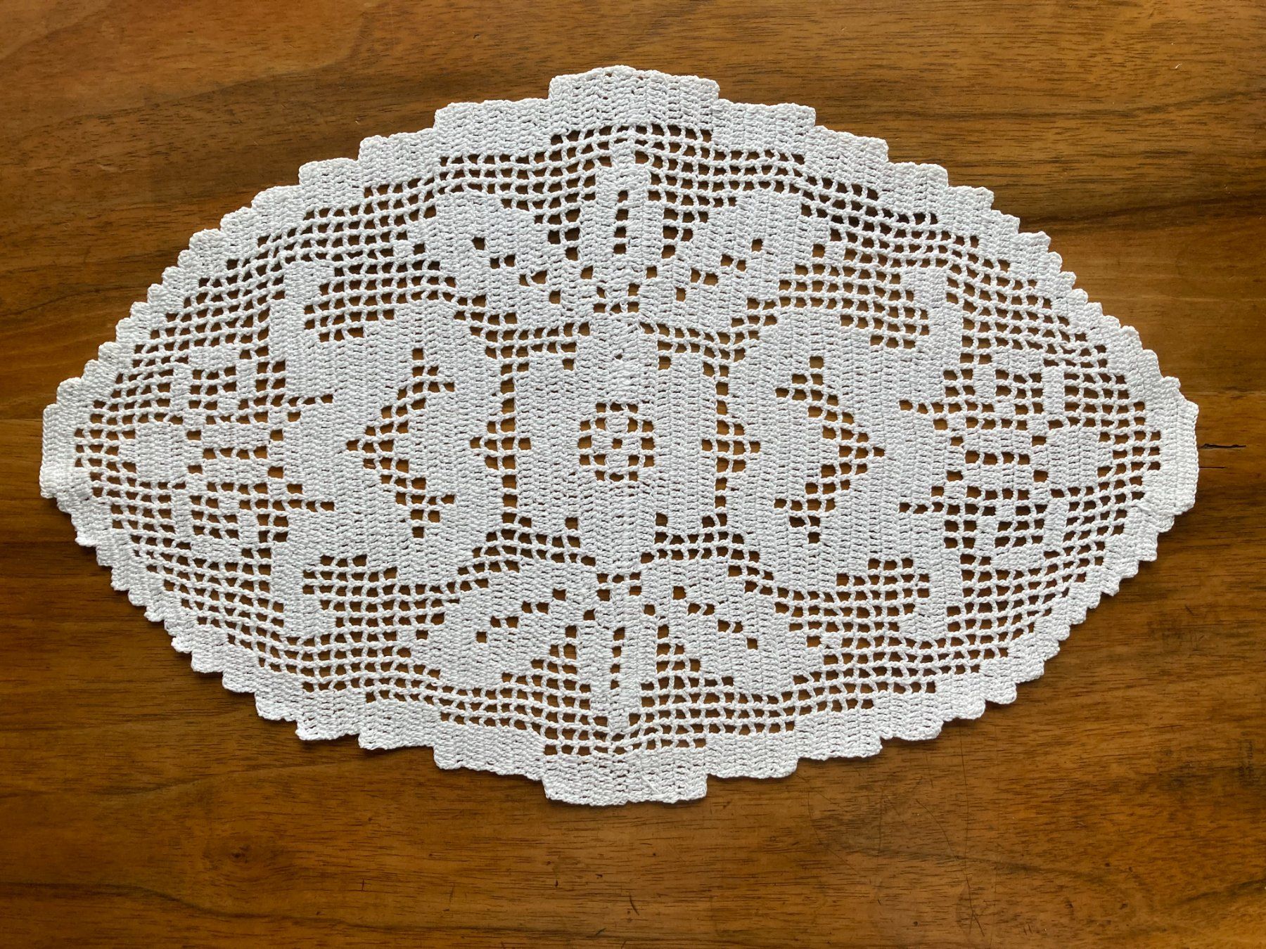 Tutte le decorazioni: SPITZENDECKCHEN  HANDARBEIT    FILETHÄKELN – Usato da Subingen venduto da ArtBead