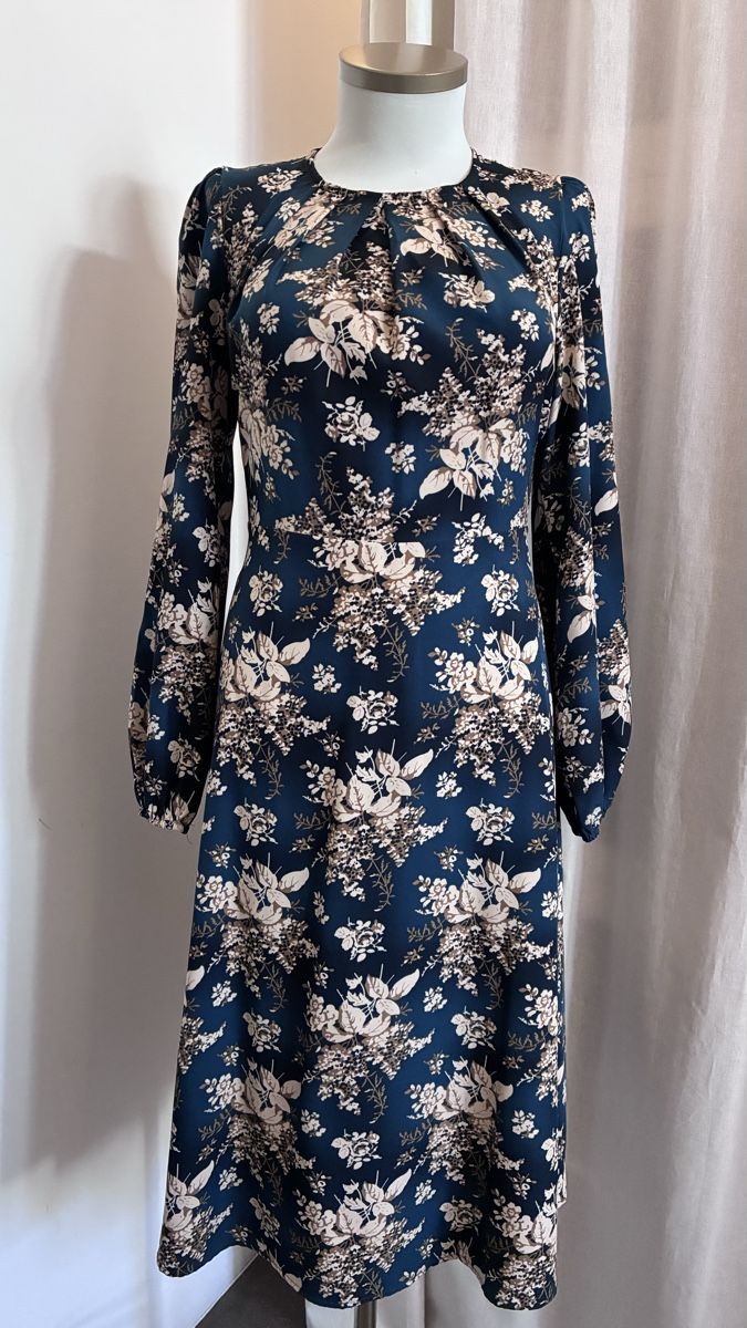Robes: Kleid Blumenmuster Dunkelgrün Langarm  – Neuf (Voir description) à Bäretswil par Viechel 1