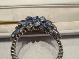 Armband mit weissen und blauen Glitzersteinen