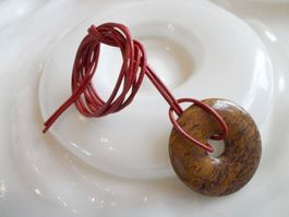 Pi-Scheibe Jaspis mit Ziegenlederkordel