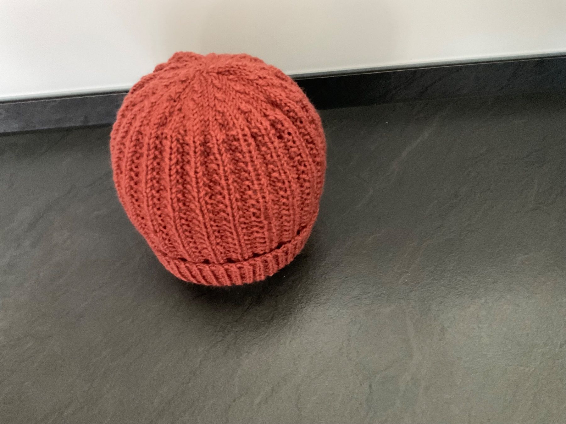 Altro abbigliamento per bambino: Handgestrickte Kindermütze Dehnbar Rotbraun – Nuovo (secondo la descrizione) da Wetzikon ZH venduto da FeeF