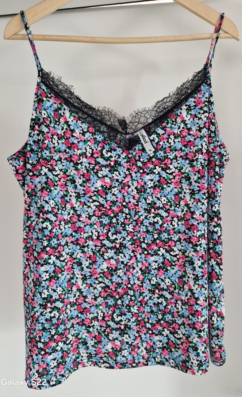 Tops: Blumentop Gr. XL mit Spitze, Sommertop – Gebraucht aus Bünzen von Milly32