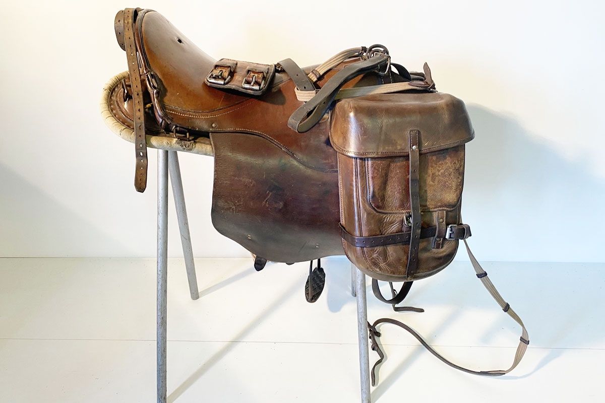 Selle & Accessori: Armee Pferdesattel mit Leder Taschen – Usato da Ballwil venduto da ClassicGallery 2