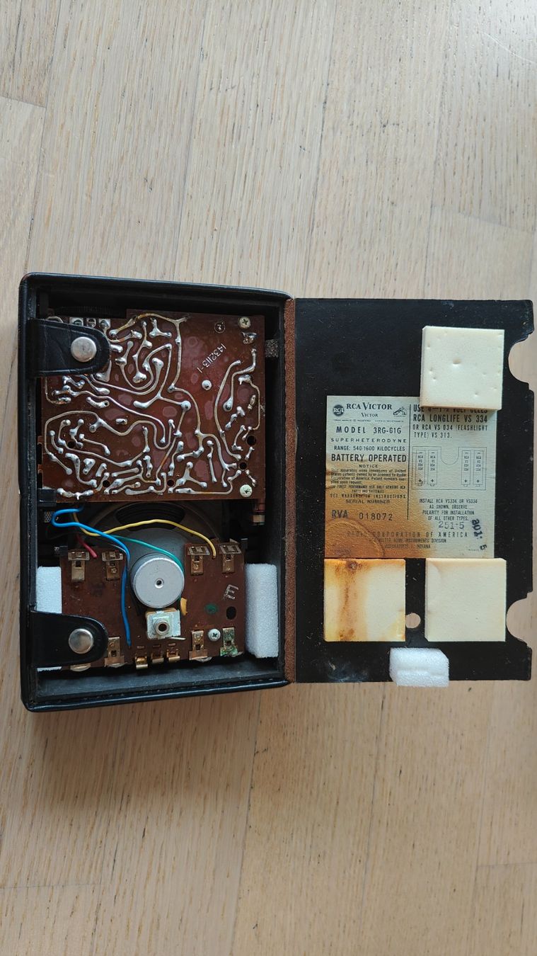 Radio: RCA Victor transistor portable radio 1962 – Usato da Meyrin venduto da bla_z925 7