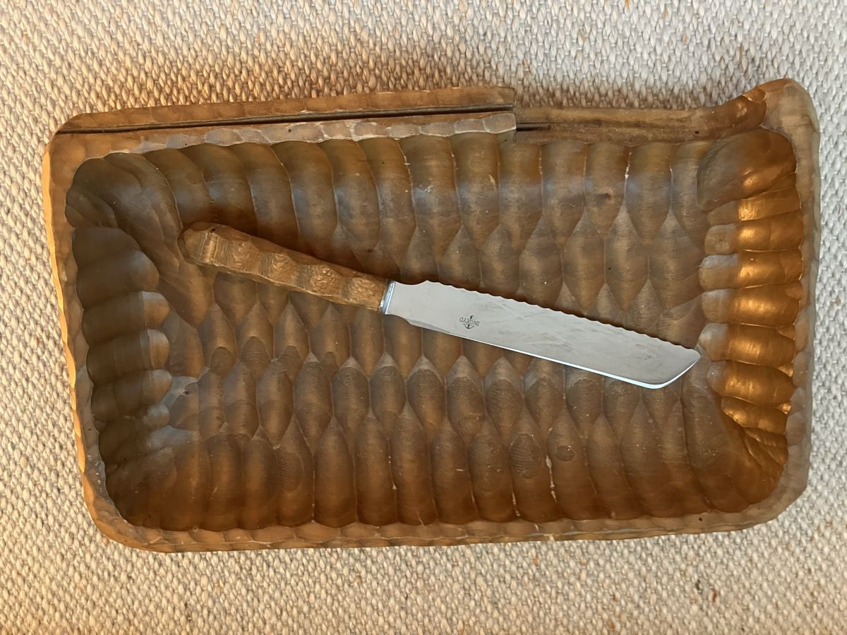 Articoli in legno: Handgeschnitztes Holztablett mit Messer - Rustikaler Charme! – Usato da Benglen venduto da Oommaahhaa