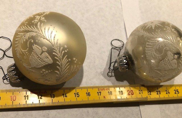 Tutte le decorazioni: 4 Stück weiss/ silberfarbene Weihnachtskugeln mit Glitter – Usato da Gossau/ZH venduto da amazonas66 3