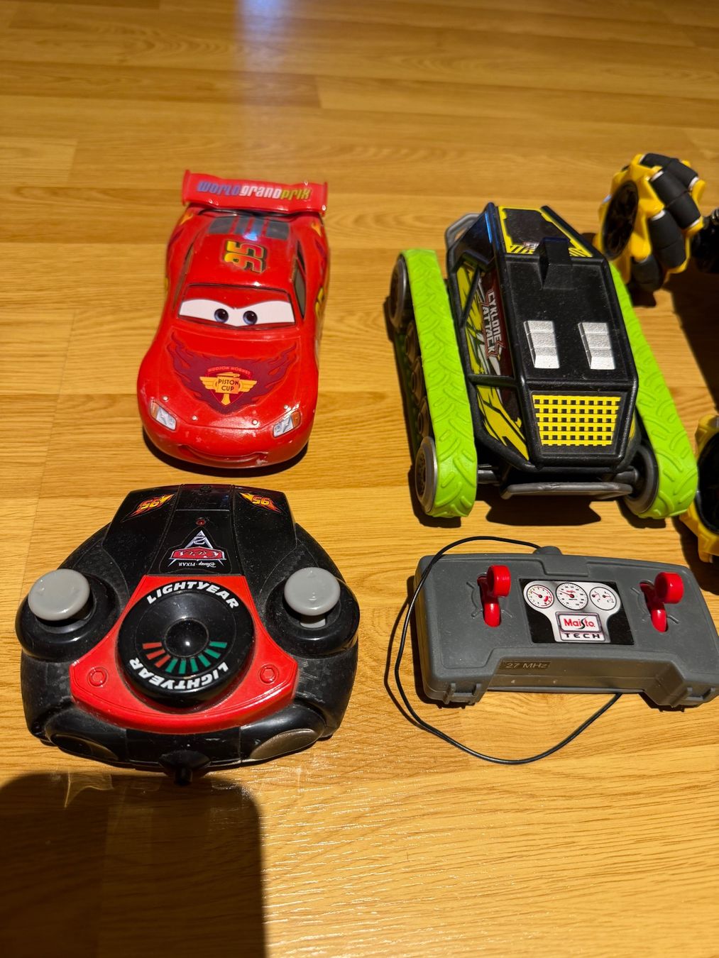 Modellismo RC: Lot de 4 VOITURES TÉLÉCOMMANDÉES - à réviser – Usato da Roche VD venduto da luc_jwm5 1