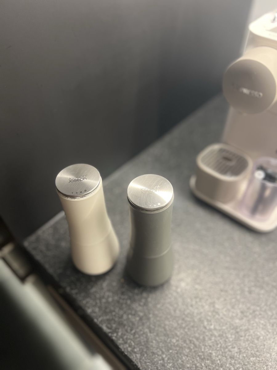 Elettrodomestici da cucina: Joseph Joseph Salt Pepper Grinder Set White Grey – Usato da Thalwil venduto da sof_x8t2