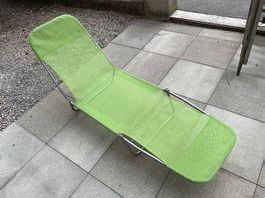 Zwei Liegestühle, faltbar