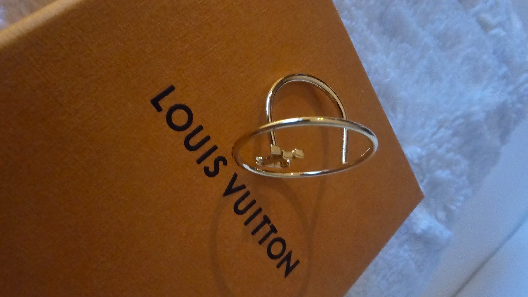 Anelli: Louis Vuitton – Bague LV Loop dorée – Usato da Mörigen venduto da uw5_bq7n 7