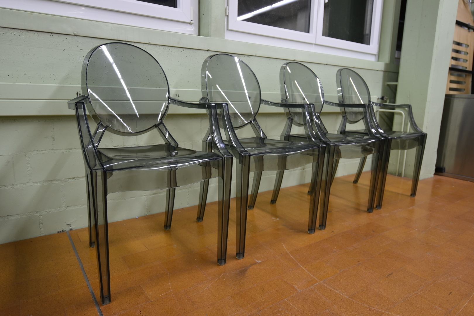 Stühle: Designer Stühle Louis Ghost von Philippe Starck – Gebraucht aus Lichtensteig von Polsterwerk 2
