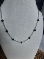 Silberfarbige Halskette mit schwarzen Glasperlen, neu.