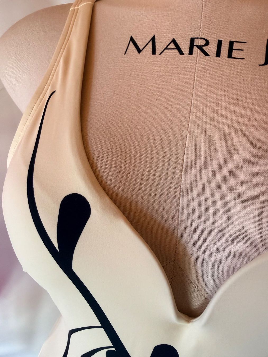 Triumph Maillots de bain & Bikinis: TRIUMPH, Badekleid FLEX SMART SUMMER , Gr. 1, Farbe Offwhite – Neuf avec emballage d'origine à Rudolfstetten par gst_g7xl 1
