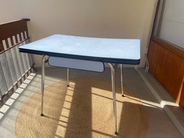 Table vintage en formica bleu ciel 110 x 70 cm