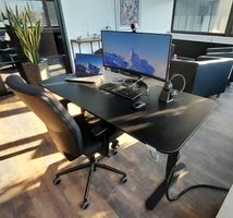höhenverstellbarer Bürotisch schwarz