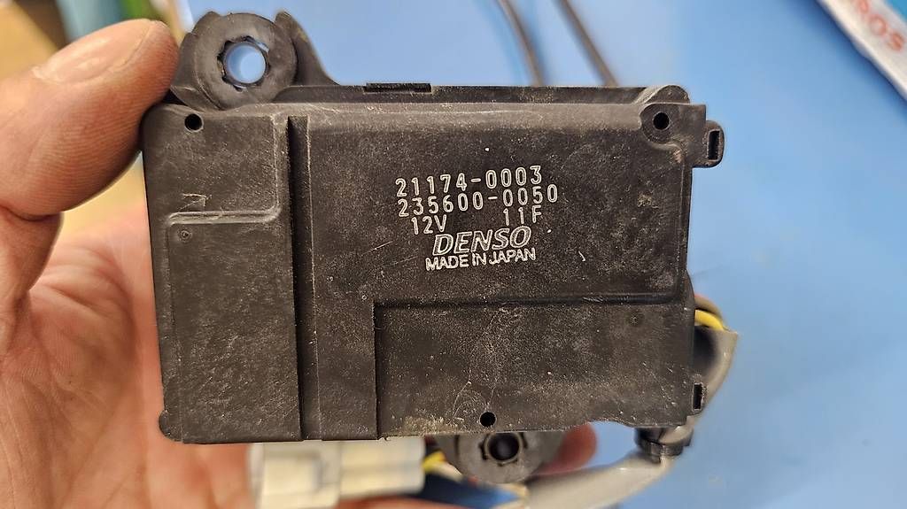 Motori: Servomotor Abgsklappe ZX6R Ninja  – Usato da Liestal venduto da GrotteD 1