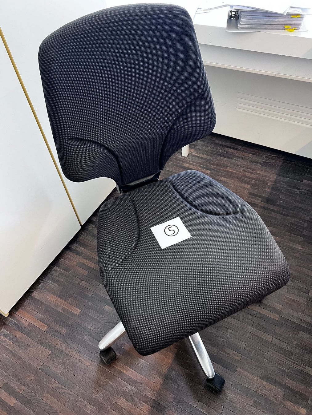 Chaises: Giroflex Bürodrehstuhl 5 – D'occasion à Freienstein par Deborah_k