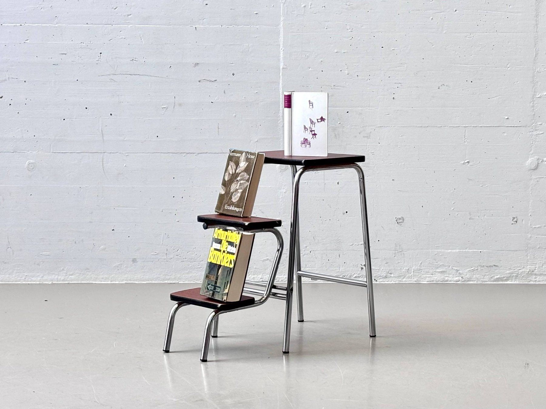 Sgabelli: Vintage Tritthocker mit braunem Kunstleder & Chromgestell – Usato da Zürich venduto da LeMoege 3