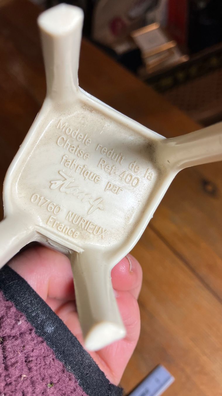 Sedie: Miniatur chaise design Stuhl Stamp réf 400 – Usato da St-Cierges venduto da LeRegain 1