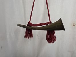 Signalhorn Messing mit Schnur und Troddeln guter Zustand