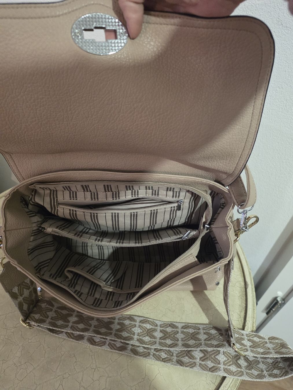 Borse da donna: Beige Handbag with Studs and Patterned Shoulder Strap – Usato da Brüttisellen venduto da par_8zbj 3