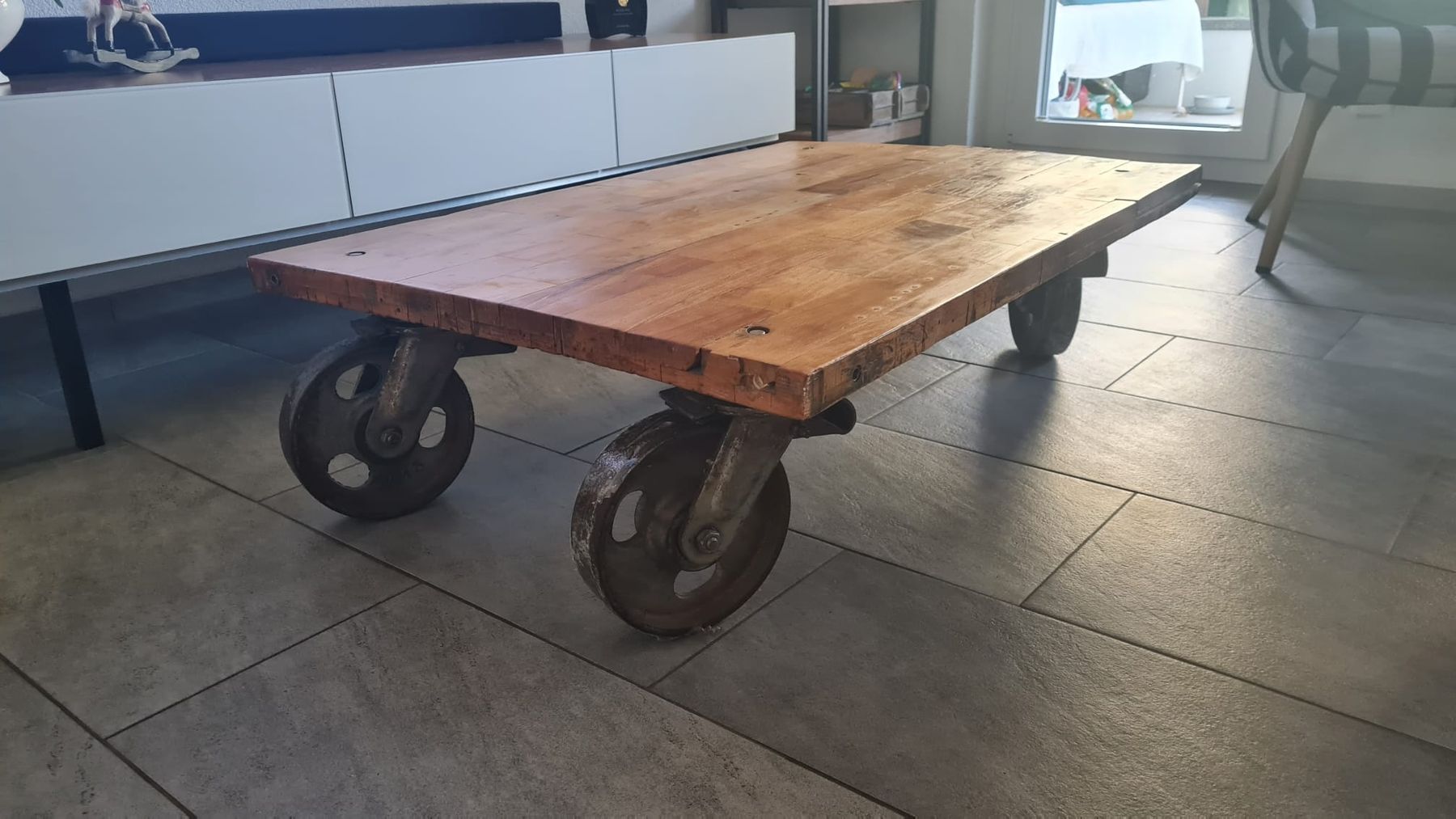 Tavoli: Rustikaler Couchtisch auf Rollen Industrial Design – Usato da Winterthur venduto da sandi99 1
