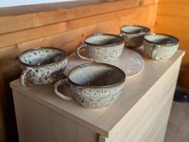 5 Kaffeetassen Keramik braun beige