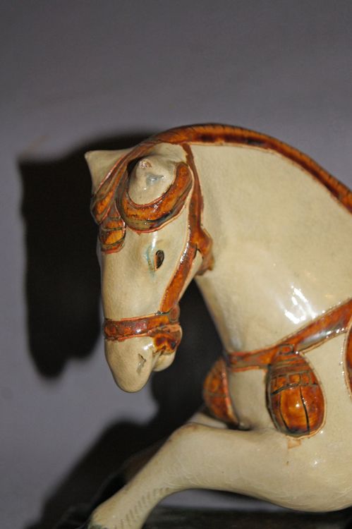 liegendes-gesatteltes-pferd-keramik-wohl-chinesisch-gebraucht-in