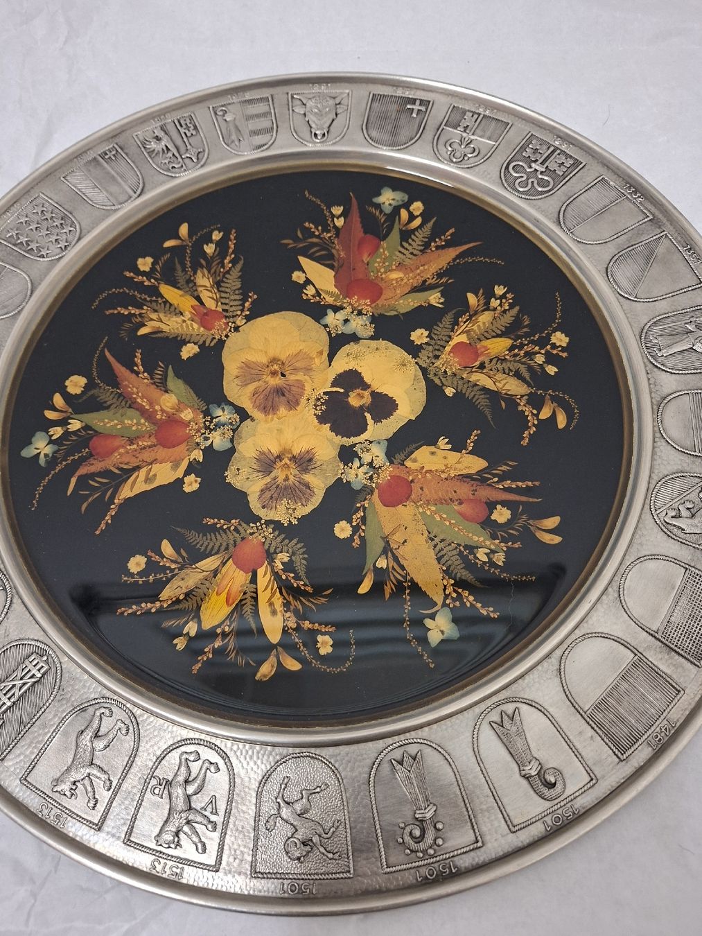 Tutte le decorazioni: Wandteller mit Blumen und Schweiz Wappen,  – Usato da Olten venduto da Mezopotamya 1