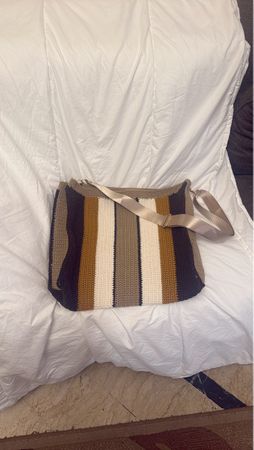Gehäkelte Tasche gestreift mit Tragegurt neu