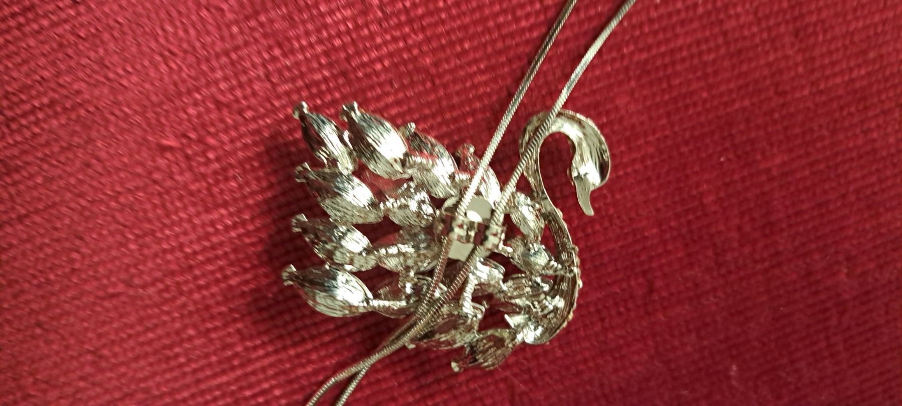 Ketten: Kette Schwan Glitzersteinchen ca. 80 lang – Gebraucht aus Ettingen von Maranathatalitha 5