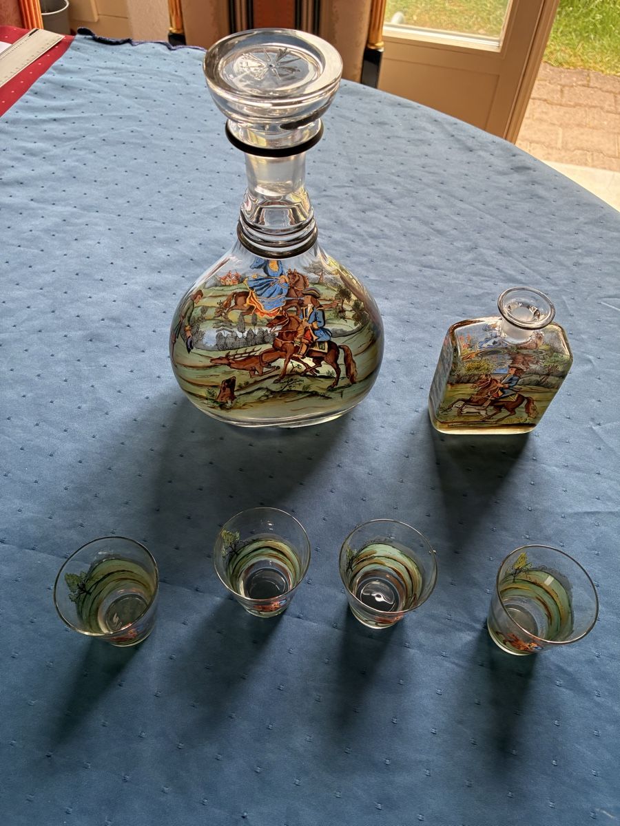 Caraffe: Antike Schnapsflasche mit 4 Gläschen und kleiner Flasche – Usato da Dornach venduto da Rosengarten
